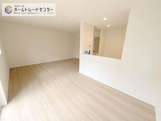 【リビング】対面キッチン前の空間を広めにとっておりますので、ダイニングテーブルを置いてご家族皆様で食卓を囲ってもらっても充分なスペースがございます。家族で楽しいお食事のお時間をお過ごしください。