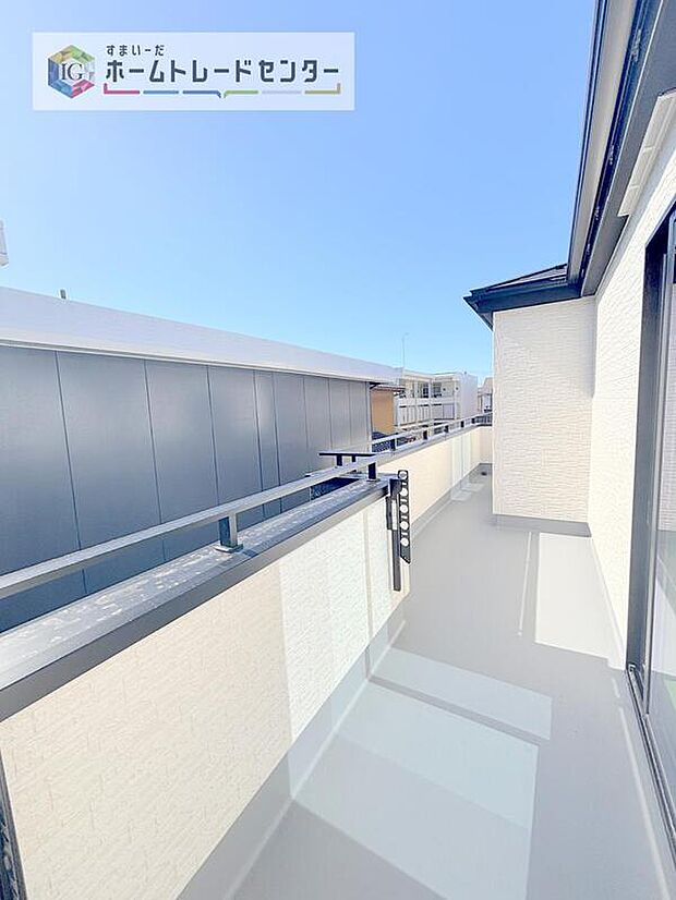 【バルコニー】南面に面したバルコニーはもちろん日当たり良好です。お洗濯物を干していただく際にも楽にできるように奥行きを広くお取りいたしました。明るく、暖かなゆとりあるスペースで快適に家事を行っていただけます。