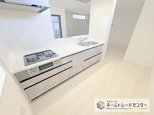 【【システムキッチン】】見栄えもよくお手入れがしやすいシステムキッチンを採用。収納力も豊富で調理器具や食器をすっきり整理でき、作業スペースも広々確保。毎日の料理を快適にサポートしてくれます。