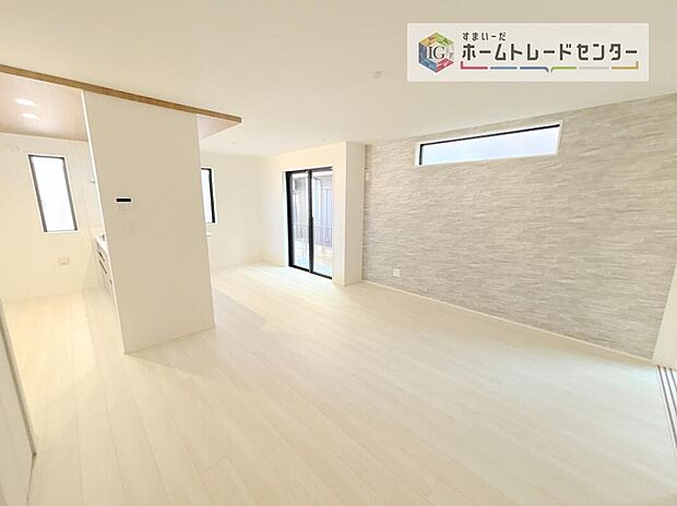 【リビング】LDKのリビングスペースです。広く奥行きのあるリビングの為、ダイニング、リビングの各スペースがしっかりと確保できます。お食事の後はこちらに移って皆様でおくつろぎください。