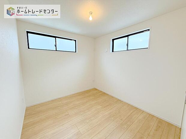 【リビング以外の居室】こちらは2番目に暗いお部屋です。あえて2番目に暗いと書きましたが、これで暗いと言ったら怒られてしまうだろうなというくらいしっかりとした明るさを確保できています。もちろんこちらも2面採光風通しも良好です