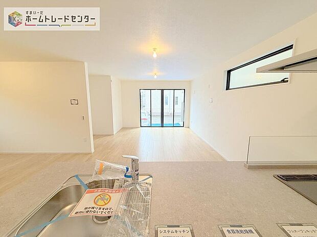 【キッチン】キッチンからリビングの視界です。家事をしていてもしっかりご家族とコミュニケーションをお取りいただけます。お片付けの当番になった方もこれでしっかりと話題の中に入っていけます。