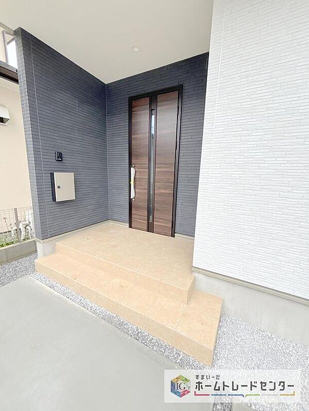 【玄関】駐車場横のアプローチを上がると、木目調の高級感のある玄関ドアがございます。玄関を開けると広々とした空間と収納も目の前に!玄関が広い家は入った瞬間から気持ちが良いです。ぜひご自身で確かめて見て下さい。