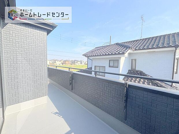 【バルコニー】南面に面したバルコニーはもちろん日当たり良好です。お洗濯物を干していただく際にも楽にできるように奥行きを広くお取りいたしました。明るく、暖かなゆとりあるスペースで快適に家事を行っていただけます。