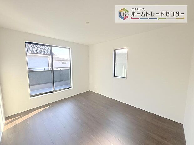 【リビング以外の居室】主寝室は7帖、お子様がまだ小さいご家庭なら２階のお部屋はここだけでいいかもしれません、もちろんウォークインクローゼットがついておりますので、荷物に悩まされることなく、好きに家具の配置ができます