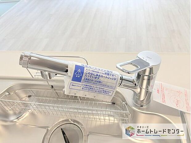 【【浄水器】】浄水カートリッジ内蔵で場所を取らずに見た目もスッキリ。ノズルはシャワーヘッドになっておりお掃除も楽々です。