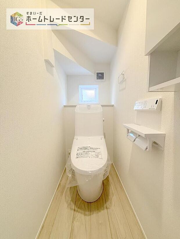 【【トイレ】】暖房機能の付いた便座は冬の寒い日にはあって良かったと本当に思います。もちろん快適で清潔なシャワー機能は標準で備えています。スペースも広くとっているので普段のお掃除もしやすいトイレスペースです。