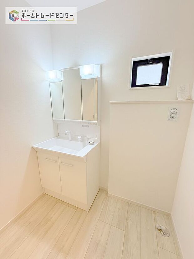 【【洗面所】】合わせ鏡が可能な3面鏡です。朝の忙しい時間でもの身だしなみのチェックもここだけで完結できます。もちろん鏡の後ろは充分な収納力を持った収納となっており、視界に入る部分はスッキリと片付きます。