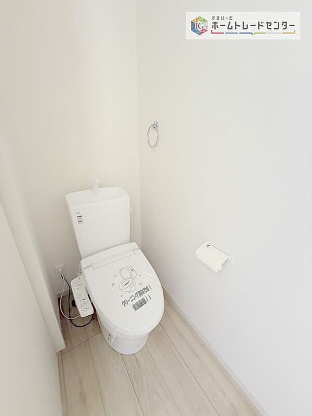 【【トイレ】】暖房機能の付いた便座は冬の寒い日にはあって良かったと本当に思います。もちろん快適で清潔なシャワー機能は標準で備えています。スペースも広くとっているので普段のお掃除もしやすいトイレスペースです。