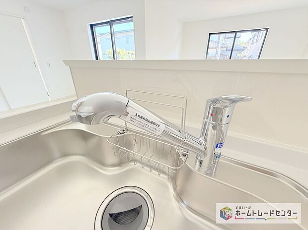 【【浄水器】】浄水カートリッジ内蔵で場所を取らずに見た目もスッキリ。ノズルはシャワーヘッドになっておりお掃除も楽々です。