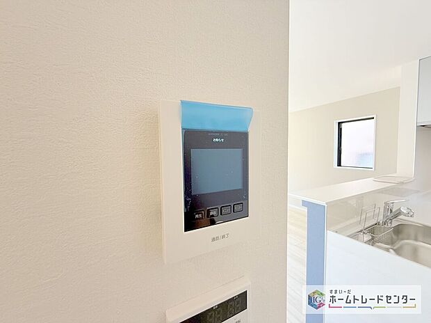 【【TVモニター付きインターホン】】録画機能もあり、どのような人が何時に来訪されたのかが分かります。防犯上はもちろん、お届け物などの把握にも便利です。ライトが付いているので、夜間でも安心です。