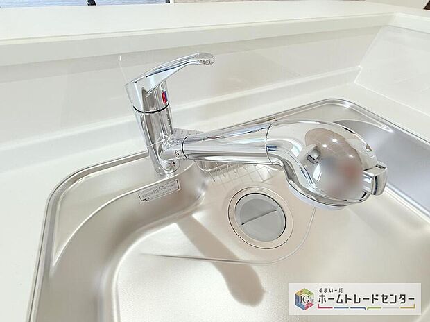 【【浄水器】】浄水カートリッジ内蔵で場所を取らずに見た目もスッキリ。ノズルはシャワーヘッドになっておりお掃除も楽々です。