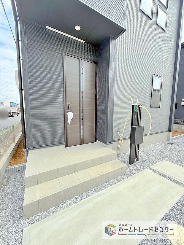 【玄関】駐車場横のアプローチを上がると、木目調の高級感のある玄関ドアがございます。玄関を開けると広々とした空間と収納も目の前に！玄関が広い家は入った瞬間から気持ちが良いです。ぜひご自身で確かめて見て下さい。