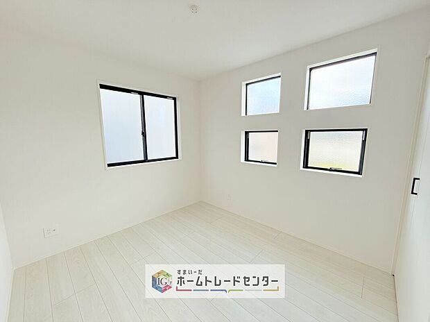 【洋室】この物件の中では唯一北側の少し暗めのお部屋です。あえて暗めと書きましたが、こちらも充分に採光は取れており、天気の悪い日でも電気が必要となるようなことはありません、むしろ熱くなりすぎず勉強がはかどるかも
