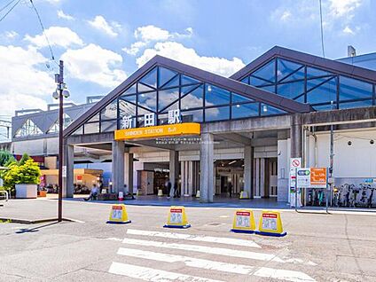 東武伊勢崎線「新田」駅 3500ｍ(徒歩44分/バス乗車15分・バス停「新栄団地降車場」徒歩5分)
