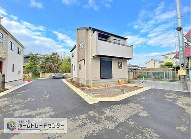 【現地外観写真】分譲地用の道路は広く整備されているだけではなく、基本的には部外者の方が入ってこないという安心感があります。お子さんが道路で遊んでいる姿を見かけない時代になりましたが、危険度が低いのはメリットです。

