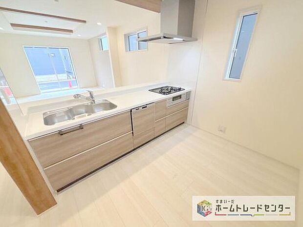 【キッチン】食洗機が標準装備でついています。家事は毎日の事、一日一日は少しの負担軽減でも、その少しを1年で考えれば大きな時間になります。自由に使えるお時間を増やしていただき、その分新居でおくつろぎ下さい。

