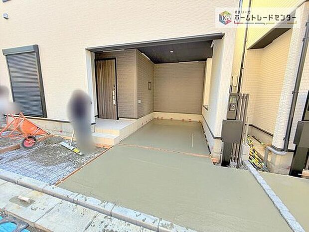 【【ビルトインガレージ】】台風の季節も大切な車を守ることができます。また雨が降っていても乗り降りを気にしなくてよい事や、買い物の荷物を取り込みやすさもメリットのひとつです♪

