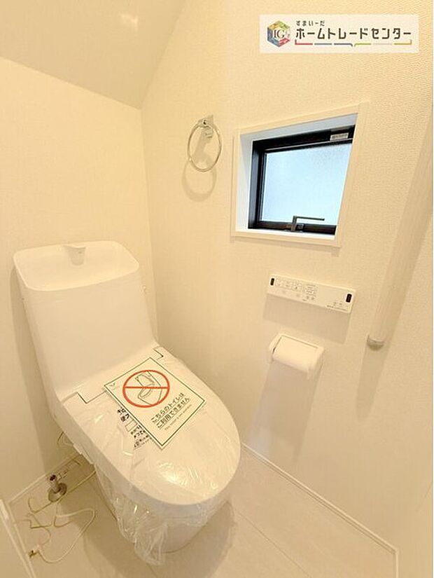 【【トイレ】】暖房機能の付いた便座は冬の寒い日にはあって良かったと本当に思います。もちろん快適で清潔なシャワー機能は標準で備えています。スペースも広くとっているので普段のお掃除もしやすいトイレスペースです。