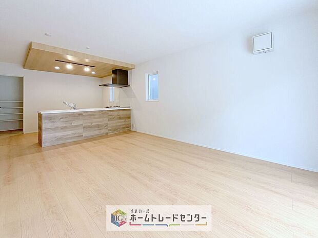 【リビング】対面キッチンの前にダイニングテーブルを置き、手前側がリビングスペースになるかと思います。広く奥行きがありますので、ダイニング、リビングの各スペースの役割をしっかり分けて確保していただけます。