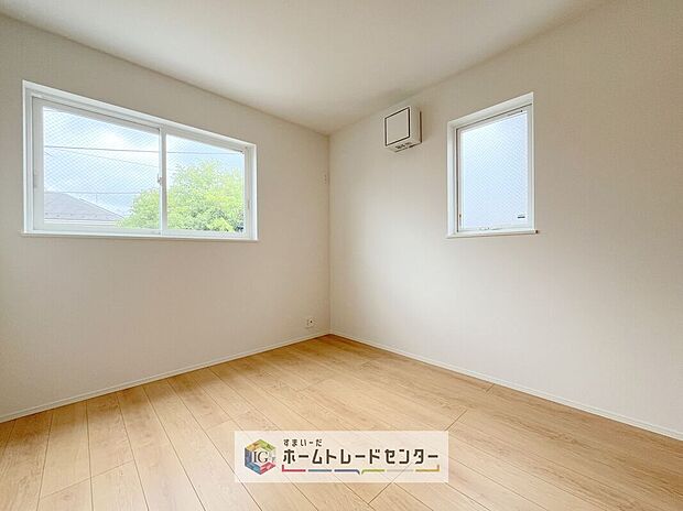 【洋室】2面採光の洋室です。窓からの眺望もよくなり視界が広いので、部屋にいても飽きません、そしてもちろん大切なのは明るさと風通し、明るい日差しと心地よい風で自分のお部屋でくつろげる贅沢をご提供します。