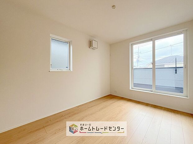 【洋室】日当りの良さは写真でも充分に伝わるかと思いますが、開放感のある周囲にめぐまれたおかげで、風通しもとても良くなっております。ぜひ現地を見ていただき体感していただきたいポイントです。