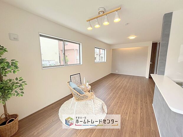 【リビング】キッチンから見て、横長のリビングはご来客時に、キッチンはもちろんダイニングスペースを視界に入れない配置が可能です。生活感をお客様に見せたくない方などにも喜ばれています。家具の配置もしやすいのも良いです