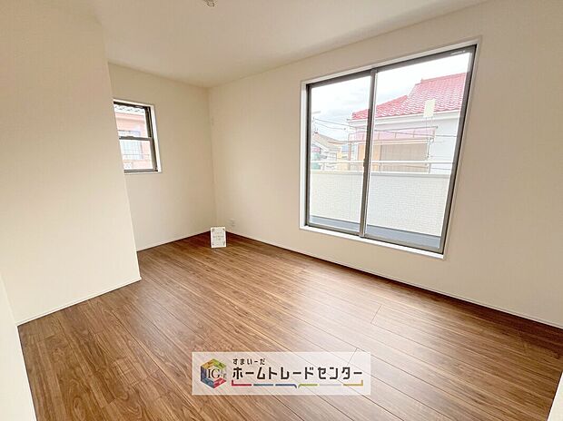 【洋室】2面採光の洋室です。窓からの眺望もよくなり視界が広いので、部屋にいても飽きません、そしてもちろん大切なのは明るさと風通し、明るい日差しと心地よい風で自分のお部屋でくつろげる贅沢をご提供します。
