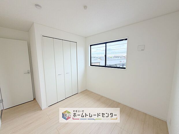 【洋室】収納を完備している居室です。収納が豊富な住宅は居室空間がしっかりと使えるので暮らしやすさが断然に上がります。荷物をを気にすることなく家具の配置をお好み通りにできるのも大きな魅力です。
