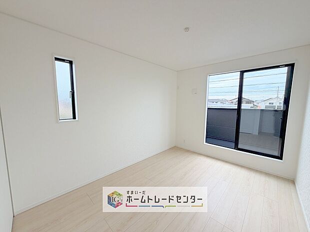 【洋室】2面採光の洋室です。窓からの眺望もよくなり視界が広いので、部屋にいても飽きません、そしてもちろん大切なのは明るさと風通し、明るい日差しと心地よい風で自分のお部屋でくつろげる贅沢をご提供します。
