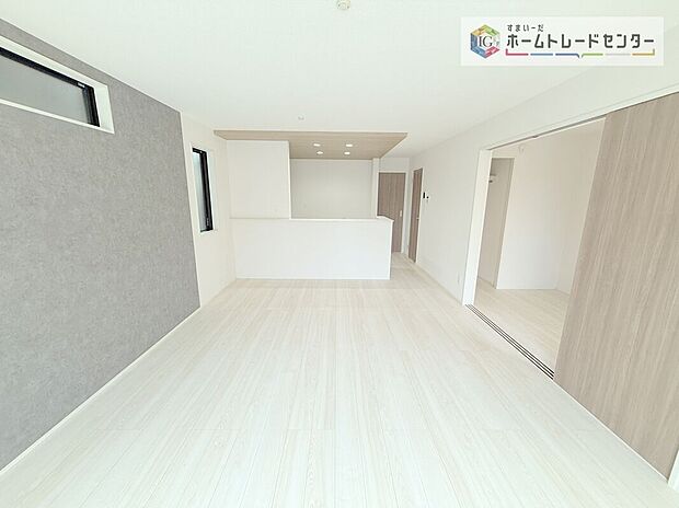 【リビング】縦長で奥行きのあるリビングは、家具の配置がしやすく使い勝手が非常に良いです。特にソファを配置した時にその便利さがお分かりいただけると思います。ゆったりと、くつろげる場所でなくてはならないと考えています