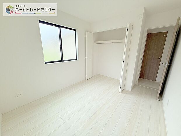 【洋室】収納を完備している居室です。収納が豊富な住宅は居室空間がしっかりと使えるので暮らしやすさが断然に上がります。荷物をを気にすることなく家具の配置をお好み通りにできるのも大きな魅力です。