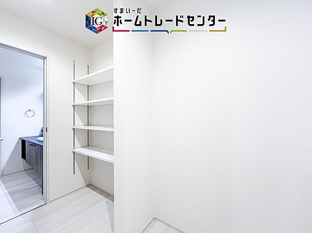 【【パントリー】】ミネラルウォーターや調味料など、まとめ買いしても置き場所の心配がいりません。育ちざかりのお子様を持つママにとっても嬉しいスペースです。