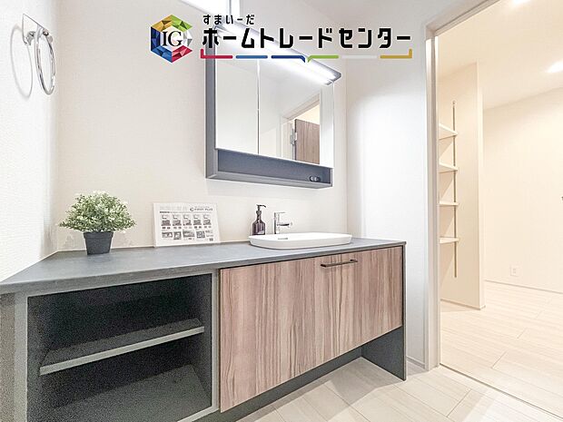 【【洗面所】】人気のサニタリープラン。洗面はオープン、脱衣はしっかり独立。来客時も使いやすい、プライバシーに配慮したサニタリー設計。