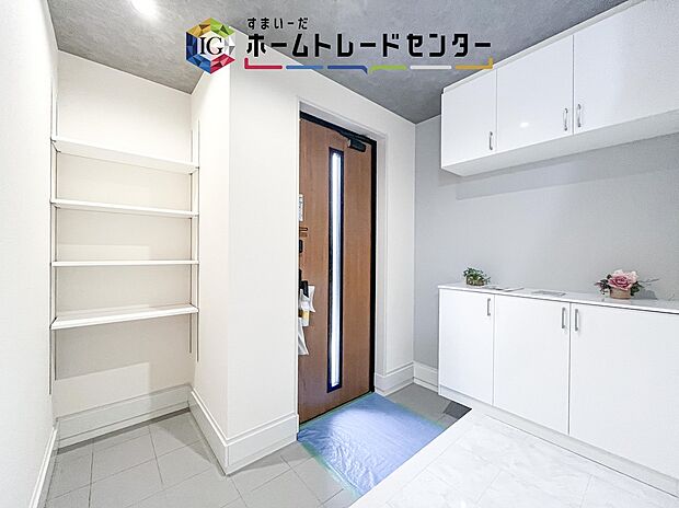 【玄関】玄関ホールを広めにお取りいたしました。居室を広くとるために圧縮することも多いですが、家に入ってすぐ解放感を感じる贅沢な広さがあるのは気持ちのいいものです。家の第一印象となる部分、大切だと思います。