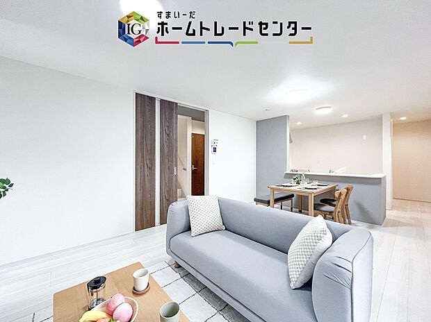【リビング】対面キッチンの前にダイニングテーブルを置き、手前側がリビングスペースになるかと思います。広く奥行きがありますので、ダイニング、リビングの各スペースの役割をしっかり分けて確保していただけます。