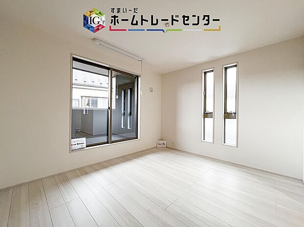 【洋室】2面採光の洋室です。窓からの眺望もよくなり視界が広いので、部屋にいても飽きません、そしてもちろん大切なのは明るさと風通し、明るい日差しと心地よい風で自分のお部屋でくつろげる贅沢をご提供します。
