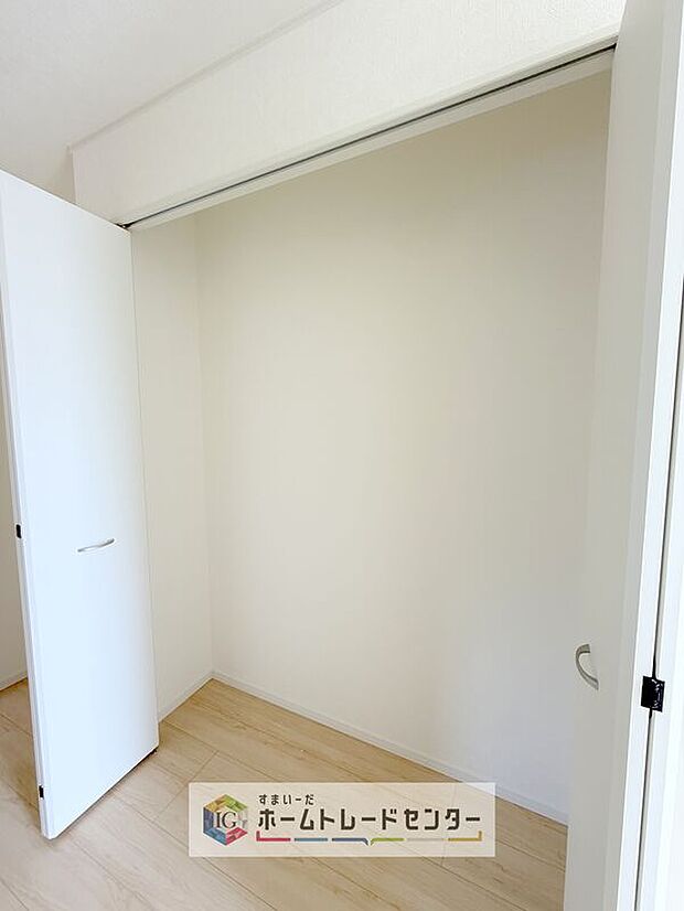 【ホール収納】収納スペースは住宅を探す際には重要なポイントの一つだと思います。そのため少しでも空間が取れるところは可能な限り収納スペースとしたしました。居室をスッキリとお使いいただきたいお客様に大変喜ばれています。