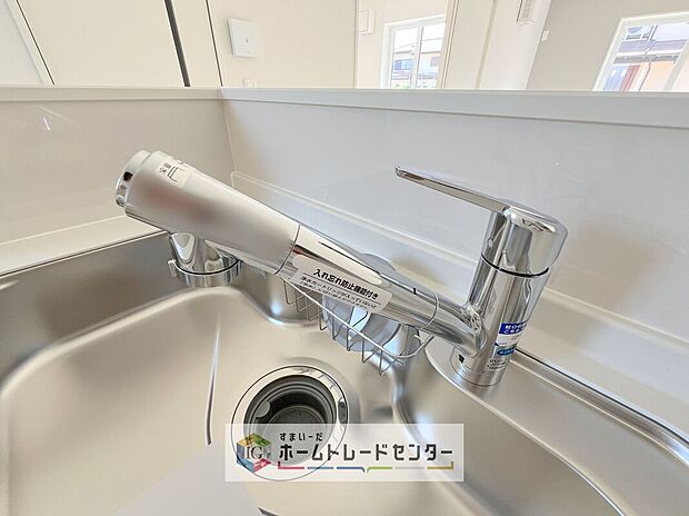 【【浄水器】】浄水カートリッジ内蔵で場所を取らずに見た目もスッキリ。ノズルはシャワーヘッドになっておりお掃除も楽々です。
