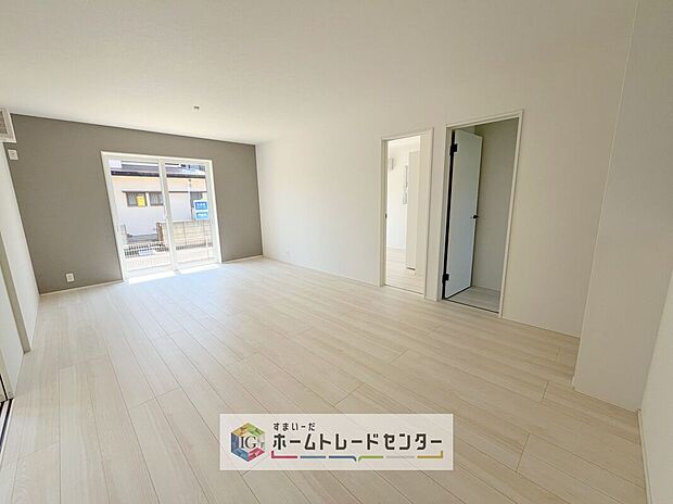 【リビング】日当たりもよく、広々としたリビングです。ゆったりとした家族の時間をお過ごしいただけます。休日はご家族そろって、またはお友達を誘って、明るいリビングで楽しい時間をお過ごしください。
