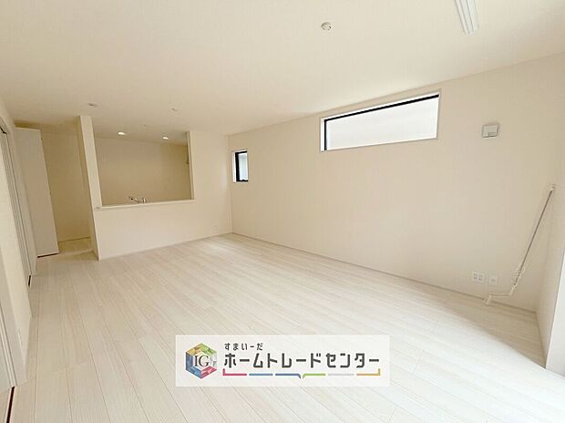 【リビング】対面キッチンの前にダイニングテーブルを置き、手前側がリビングスペースになるかと思います。広く奥行きがありますので、ダイニング、リビングの各スペースの役割をしっかり分けて確保していただけます。