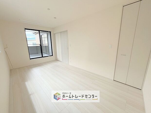【洋室】主寝室は8.2帖、お子様がまだ小さいご家庭なら2階のお部屋はここだけでいいかもしれません、もちろんウォークインクローゼットがついておりますので、荷物に悩まされることなく、好きに家具の配置ができます
