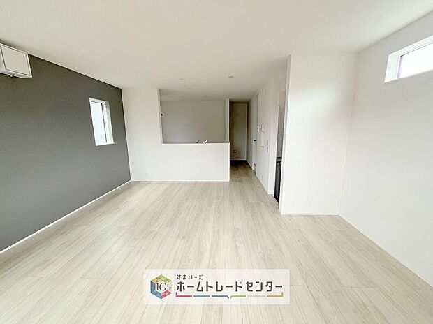 【リビング】縦長で奥行きのあるリビングは、家具の配置がしやすく使い勝手が非常に良いです。特にソファを配置した時にその便利さがお分かりいただけると思います。ゆったりと、くつろげる場所でなくてはならないと考えています