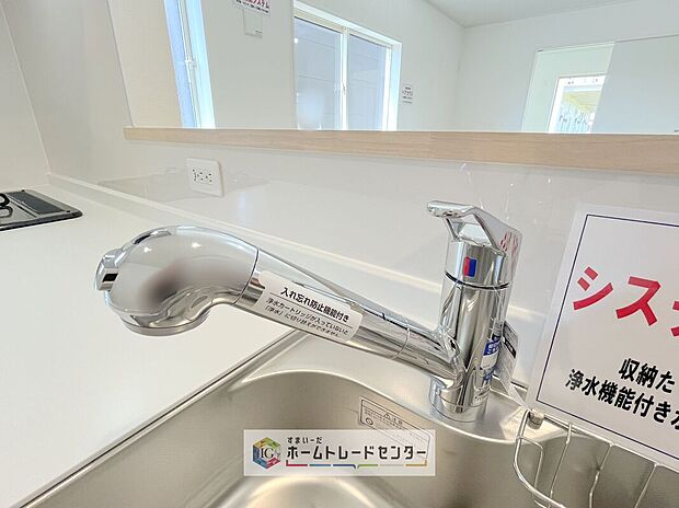 【【浄水器】】浄水カートリッジ内蔵で場所を取らずに見た目もスッキリ。ノズルはシャワーヘッドになっておりお掃除も楽々です。