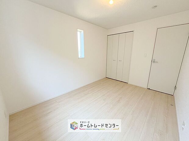 【洋室】各居室に収納を完備しております。収納が豊富な住宅は居室空間がしっかりと使えるので暮らしやすさが断然に上がります。荷物をを気にすることなく家具の配置をお好み通りにできるのも大きな魅力です。