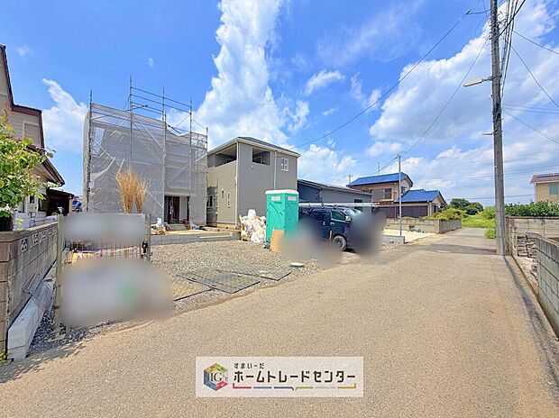 【前面道路含む現地写真】実際に見ていただくと、こちらの物件の良さがお分かりになるかと思います。住宅ローンも複数の提携ローンの中から、お客様のご希望にあった住宅ローンをご提案いたします。まずはお気軽にご相談ください。
