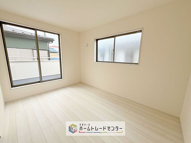 【洋室】日当りの良さは写真でも充分に伝わるかと思いますが、開放感のある周囲にめぐまれたおかげで、風通しもとても良くなっております。ぜひ現地を見ていただき体感していただきたいポイントです。
