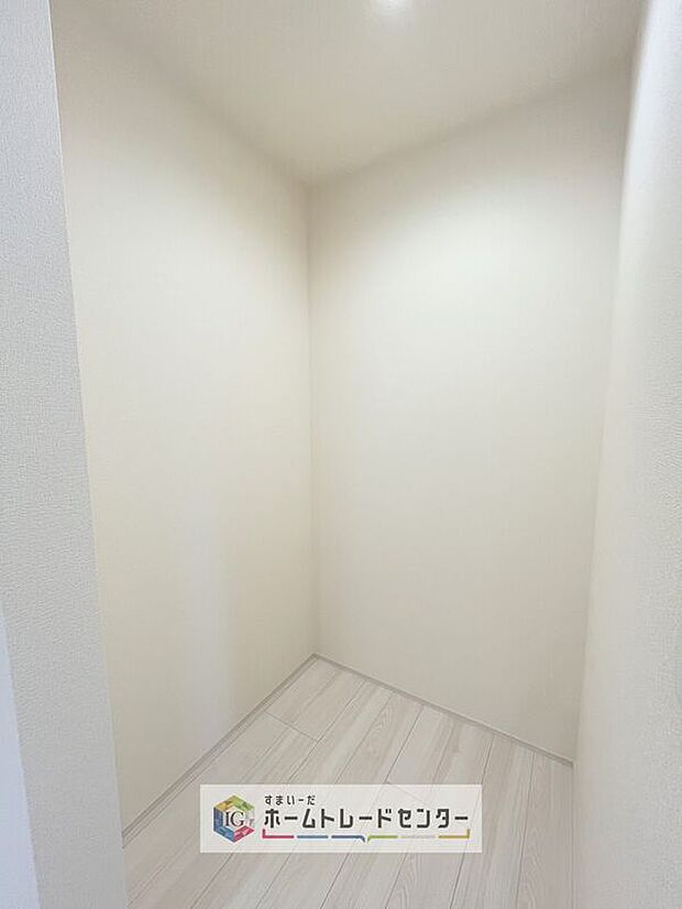 【パントリー】キッチンの横には大きなパントリーを設けました。そのまま食材の保管庫としてお使い頂いても良いですし、1階は何かと物が多くなるので、お掃除道具やお子様のおもちゃ収納にお使い頂いても良いかと思います。
