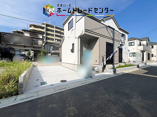 【【敷地内駐車場】】目の届きやすい場所に駐車場があるので安心感があります。また、荷物をたくさん持った状態でも車を降りてすぐ建物内に入ることができ、子どもを持つファミリー世帯にもおすすめです。
