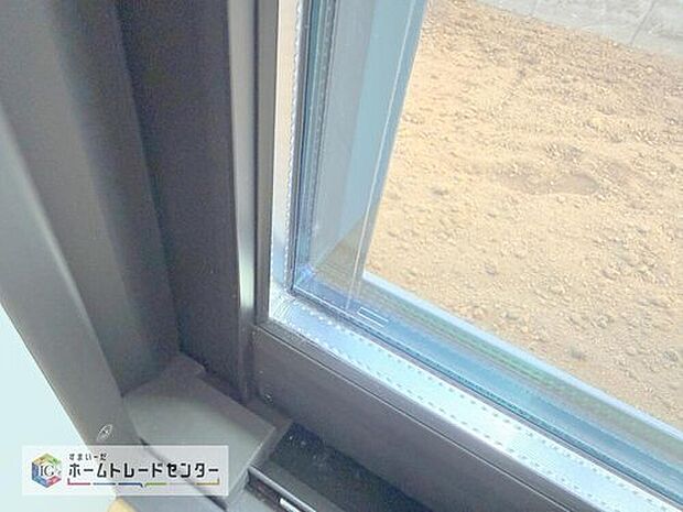 【【Low-e複層ガラス】】ペアガラスに挟まれた中空層のどちらか一方のガラス面にコーティングしたガラス。通常のペアガラスよりも断熱性に優れ、室内の居室などに採用。エアコンの費用を抑えています。